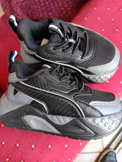 Zapatillas deportivas negras y grises - miniatura 1