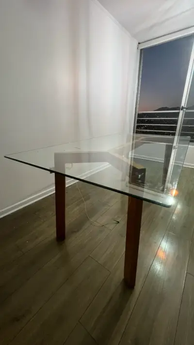 Mesa de vidrio con base de madera - miniatura 1