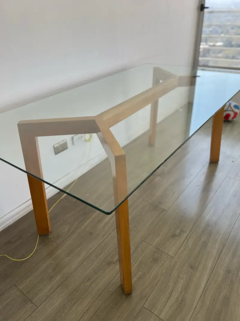 Mesa de vidrio con base de madera - 2