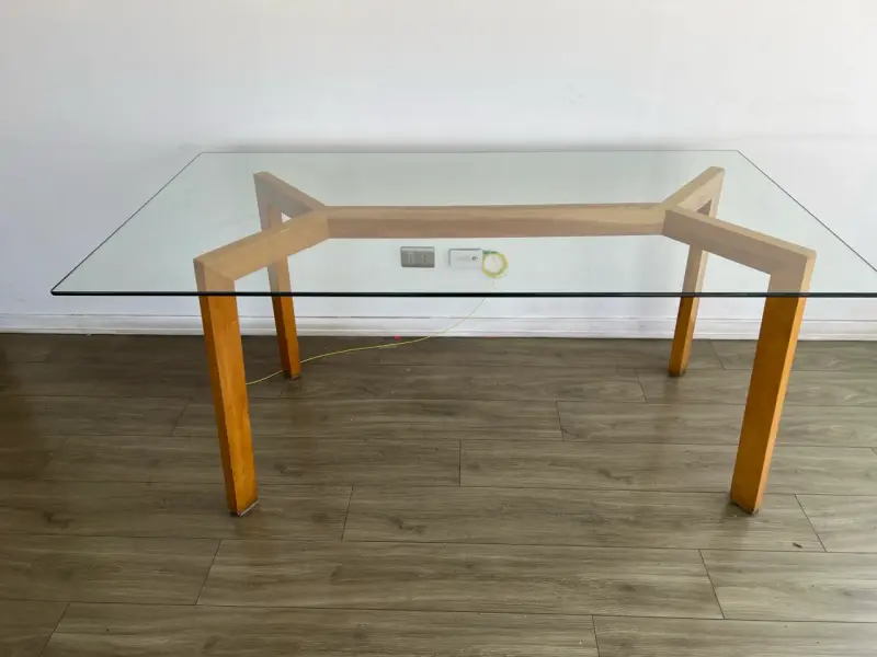 Mesa de vidrio con base de madera - 3