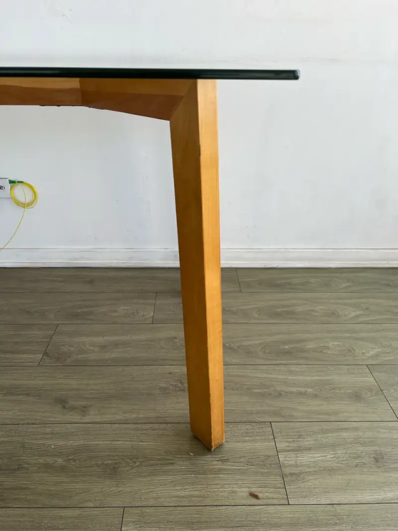 Mesa de vidrio con base de madera - 4