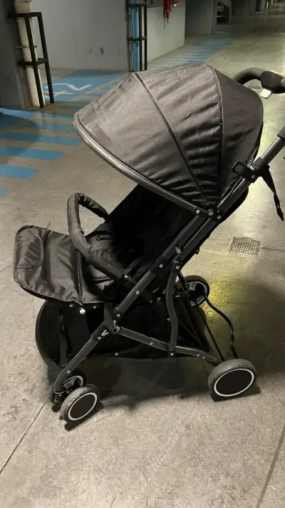 Coche de bebé plegable negro - miniatura 1