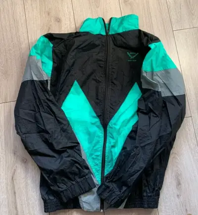 Conjunto deportivo retro negro y verde ML - miniatura 2