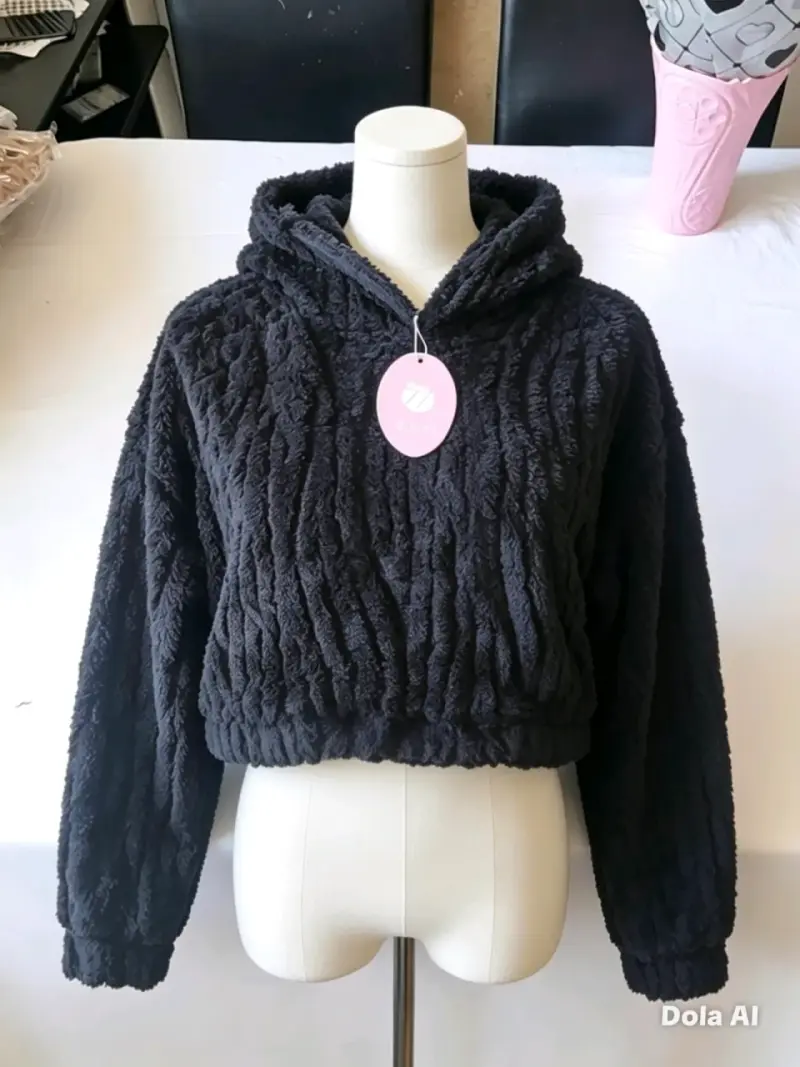 Polerón negro de felpa con capucha