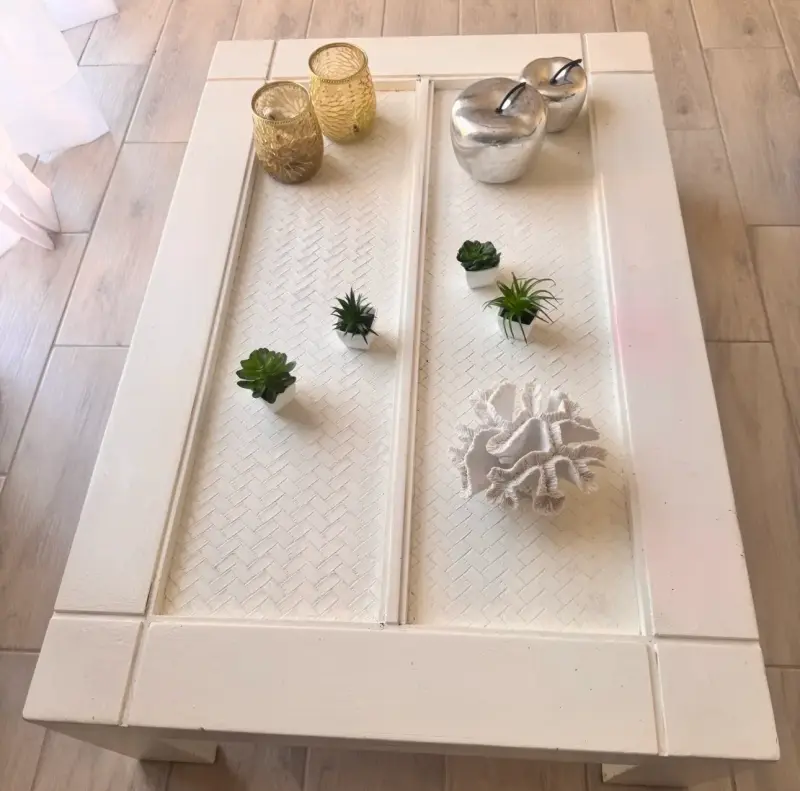Mesa de centro blanca decorativa y mesa esquinera