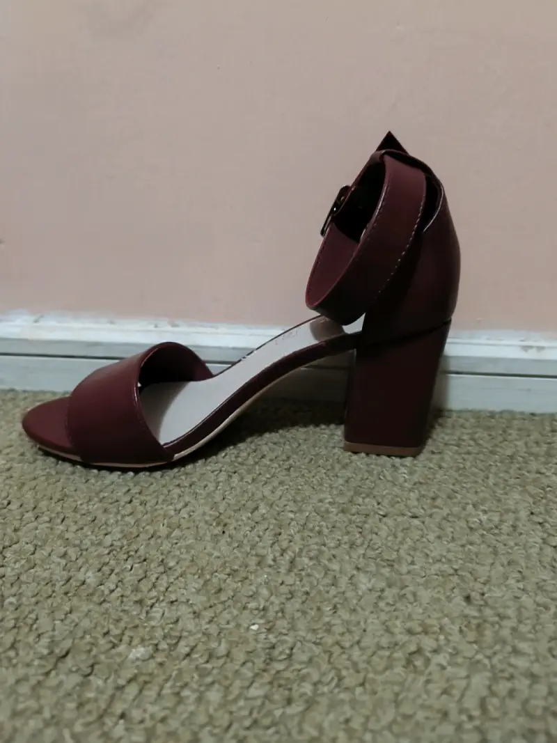 Sandalia con taco burdeo elegante - 2