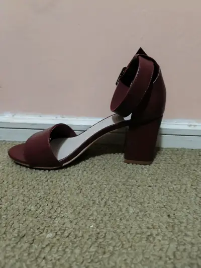 Sandalia con taco burdeo elegante - miniatura 2