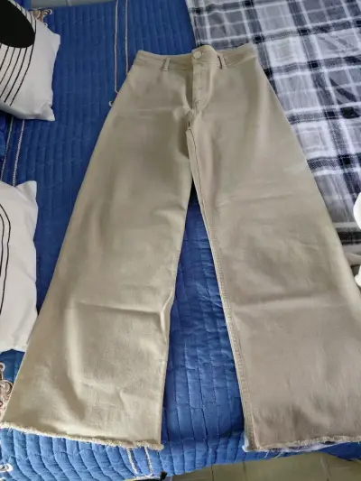 Pantalones beige acampanados - miniatura 1