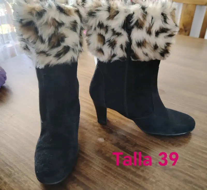 Botines negros con pelo sintético
