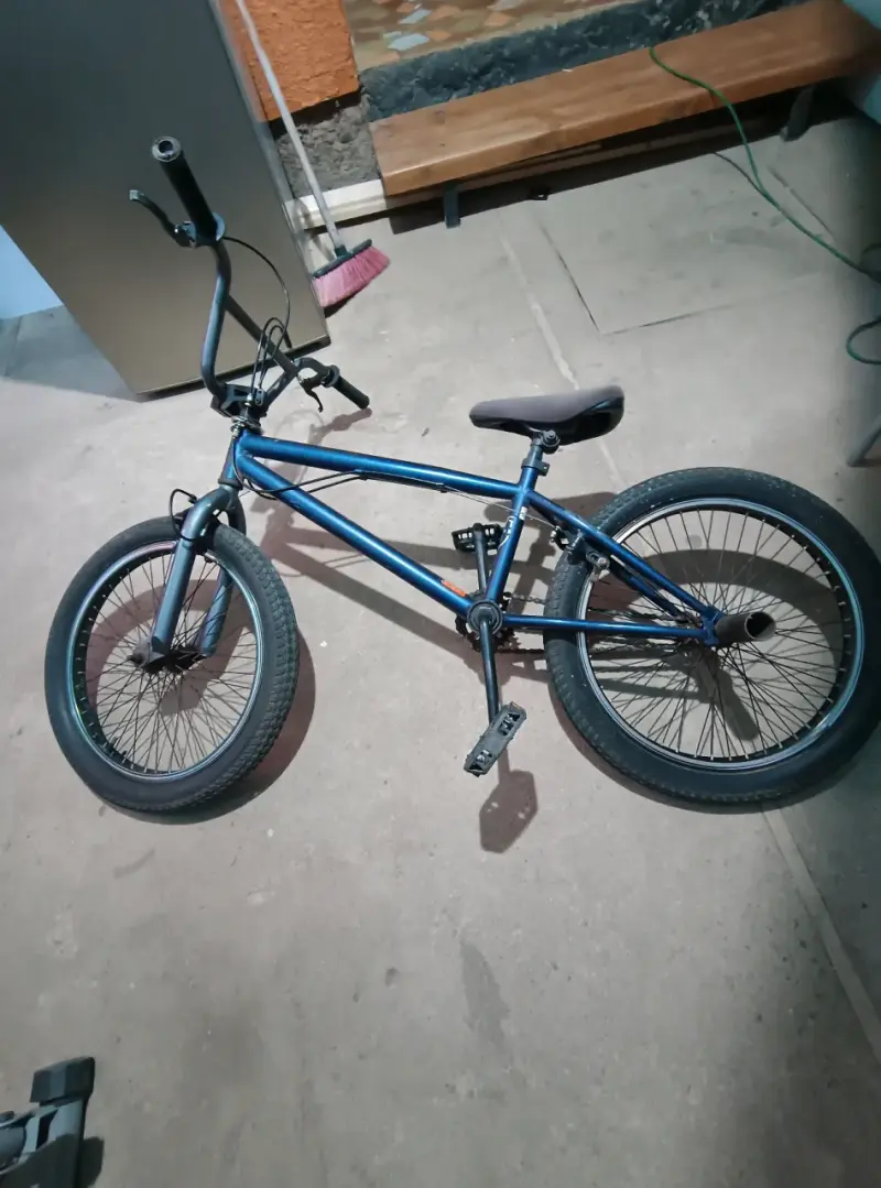 Bicicleta BMX azul en buen estado - 1