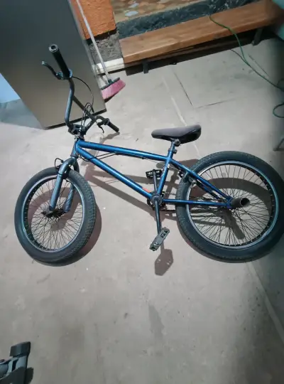 Bicicleta BMX azul en buen estado - miniatura 1