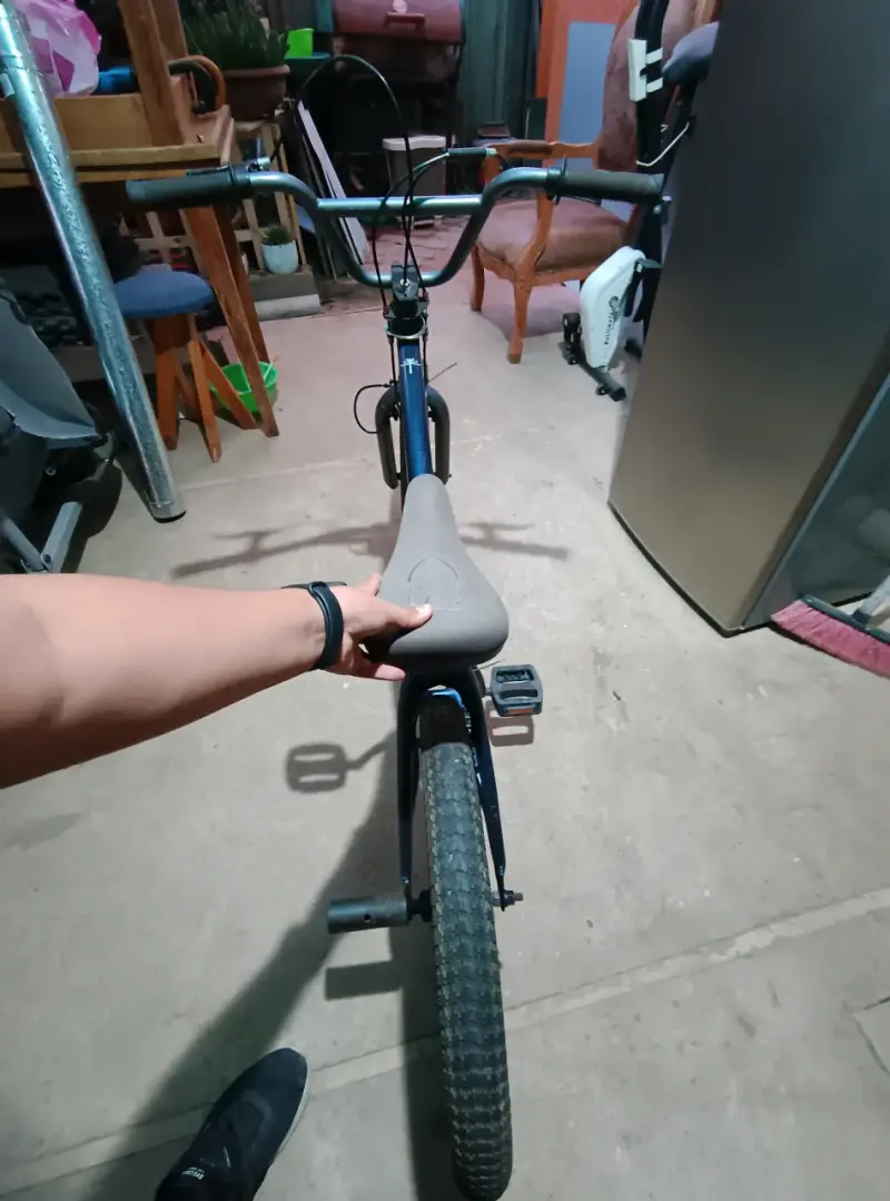 Bicicleta BMX azul en buen estado - 4