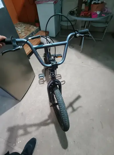 Bicicleta BMX azul en buen estado - miniatura 5