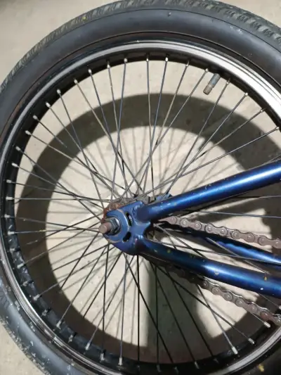 Bicicleta BMX azul en buen estado - miniatura 6