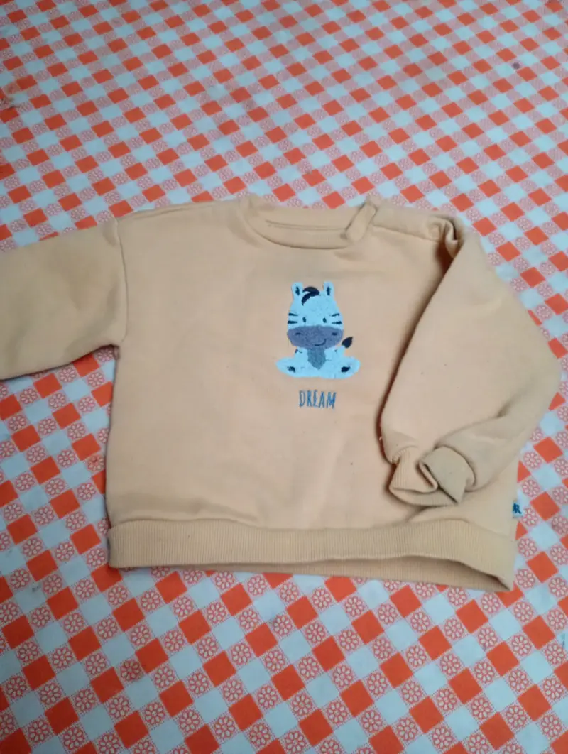 Polerón infantil beige con diseño