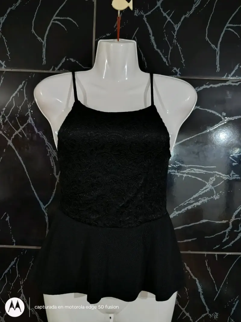 Blusa negra de encaje