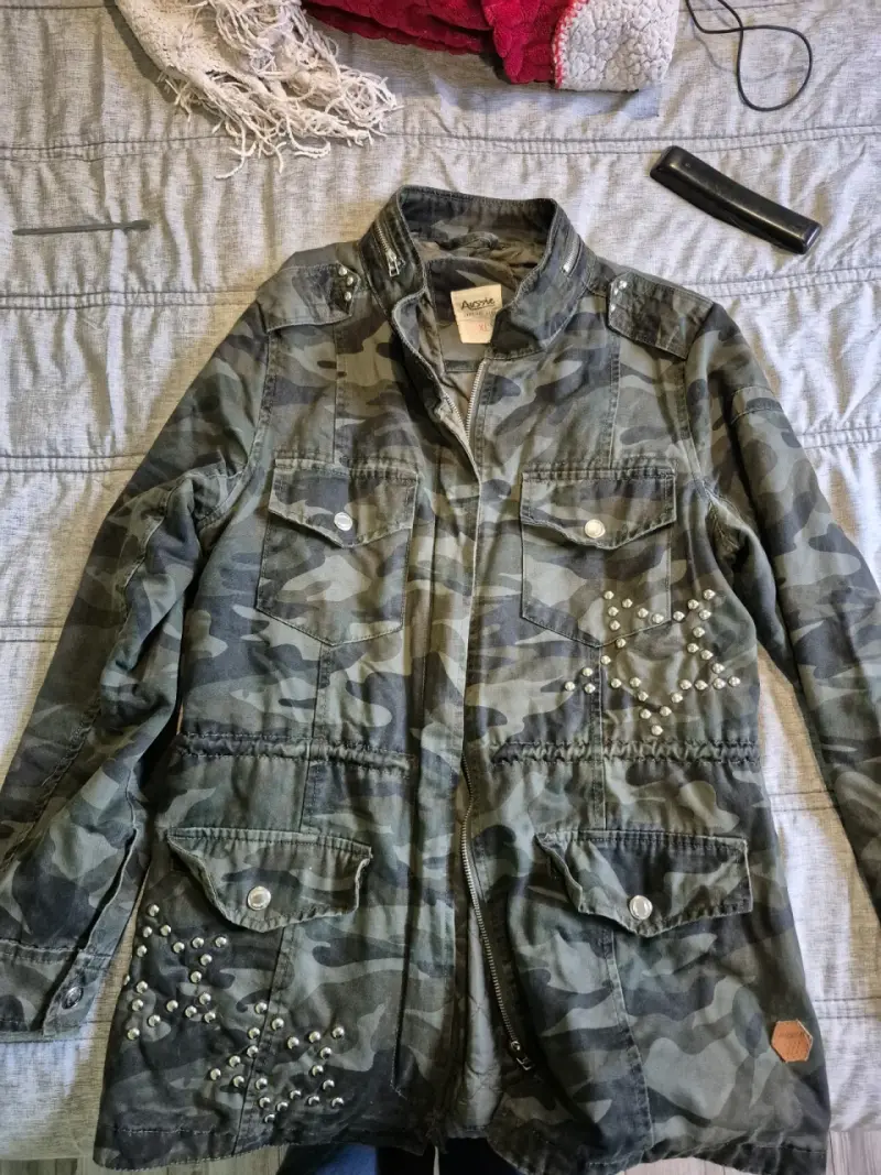 Chaqueta militar con tachas XL