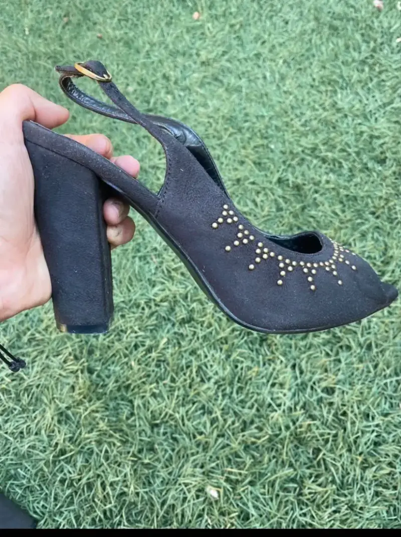 Zapato taco alto negro con tachas