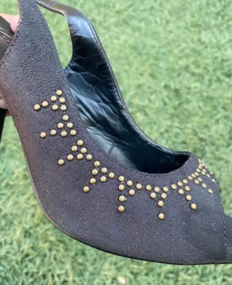 Zapato taco alto negro con tachas - 2