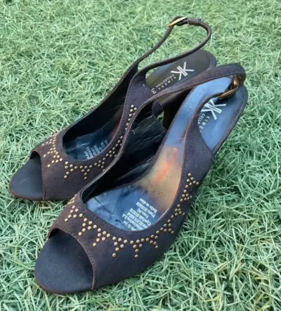 Zapato taco alto negro con tachas - miniatura 3