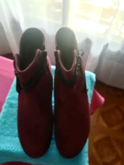 Botas burdeos con hebillas - miniatura 1