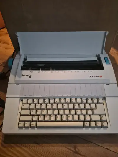Máquina de escribir Olympia Carrera II - miniatura 1