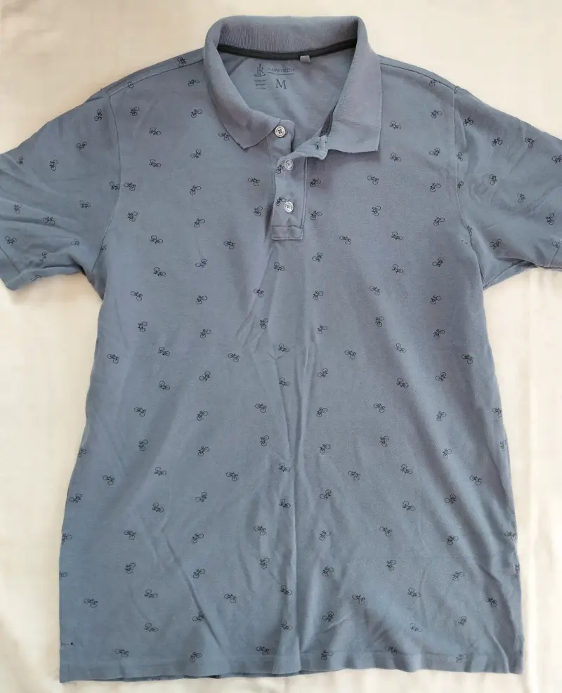 Polera hombre celeste con bicicletas