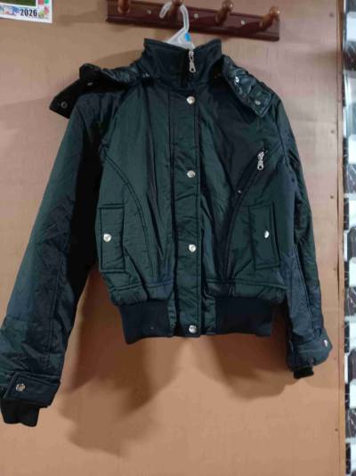 Chaqueta negra con gorro desmontable - miniatura 1