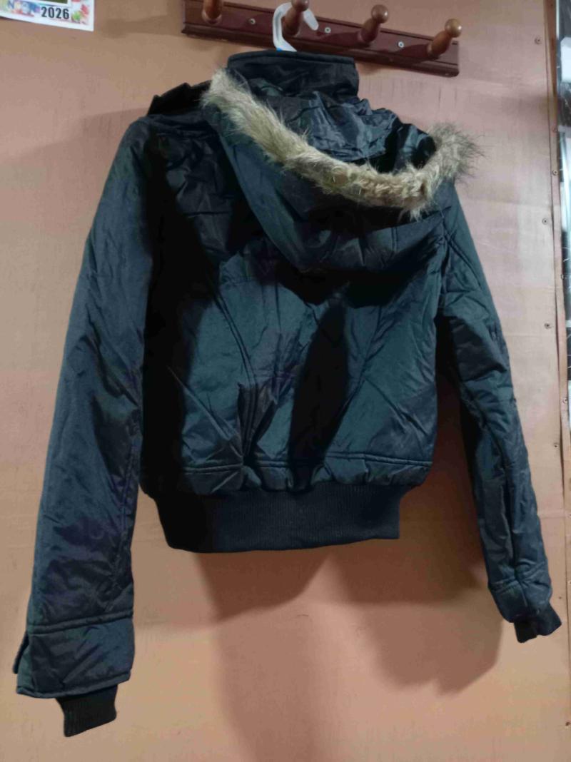 Chaqueta negra con gorro desmontable - 2