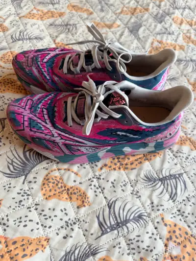 Zapatillas deportivas rosas y azules - miniatura 1