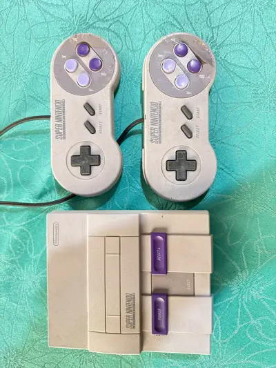 Super Nintendo con dos controles - miniatura 1