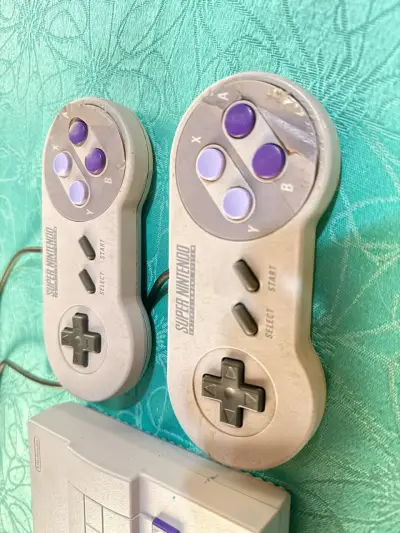 Super Nintendo con dos controles - miniatura 2