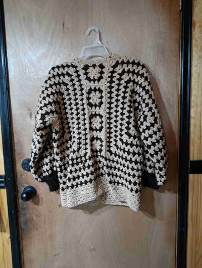Chaleco tejido a crochet beige y negro - miniatura 1