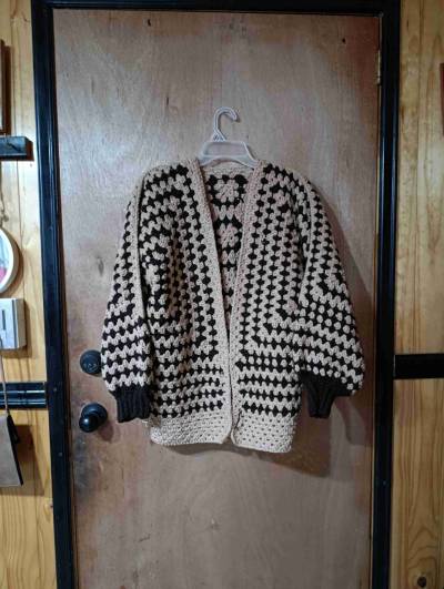 Chaleco tejido a crochet beige y negro - miniatura 2
