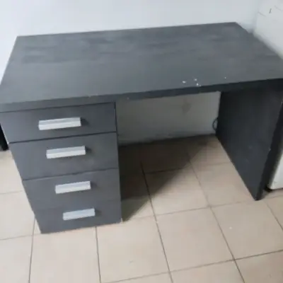 Escritorio gris con cajones - miniatura 1