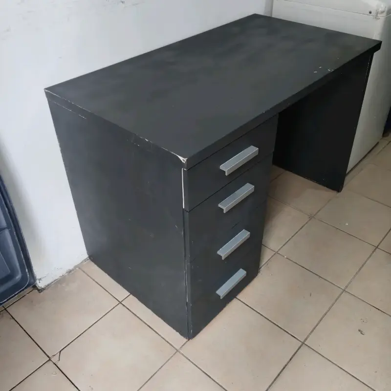 Escritorio gris con cajones - 2