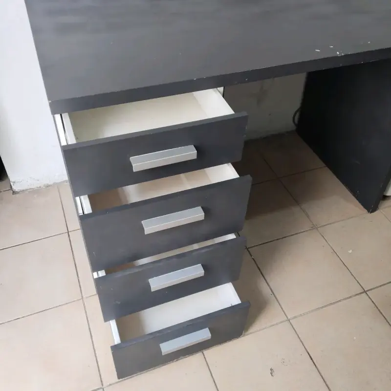 Escritorio gris con cajones - 3