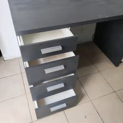 Escritorio gris con cajones - miniatura 3