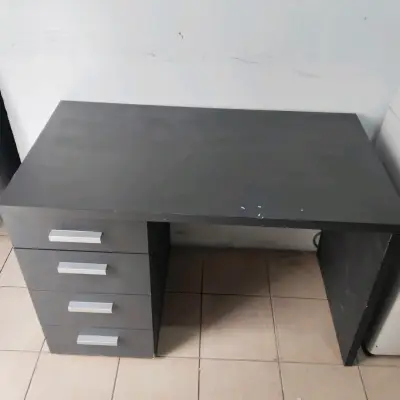 Escritorio gris con cajones - miniatura 4