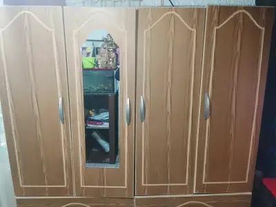Armario de madera con espejo - miniatura 1