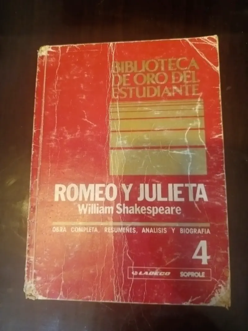 Libro Romeo y Julieta desgastado