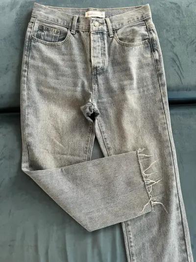 Jeans gris con ruedo deshilachado - miniatura 1