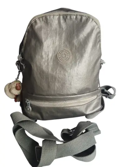 Mochila gris metalizada con llavero - miniatura 1
