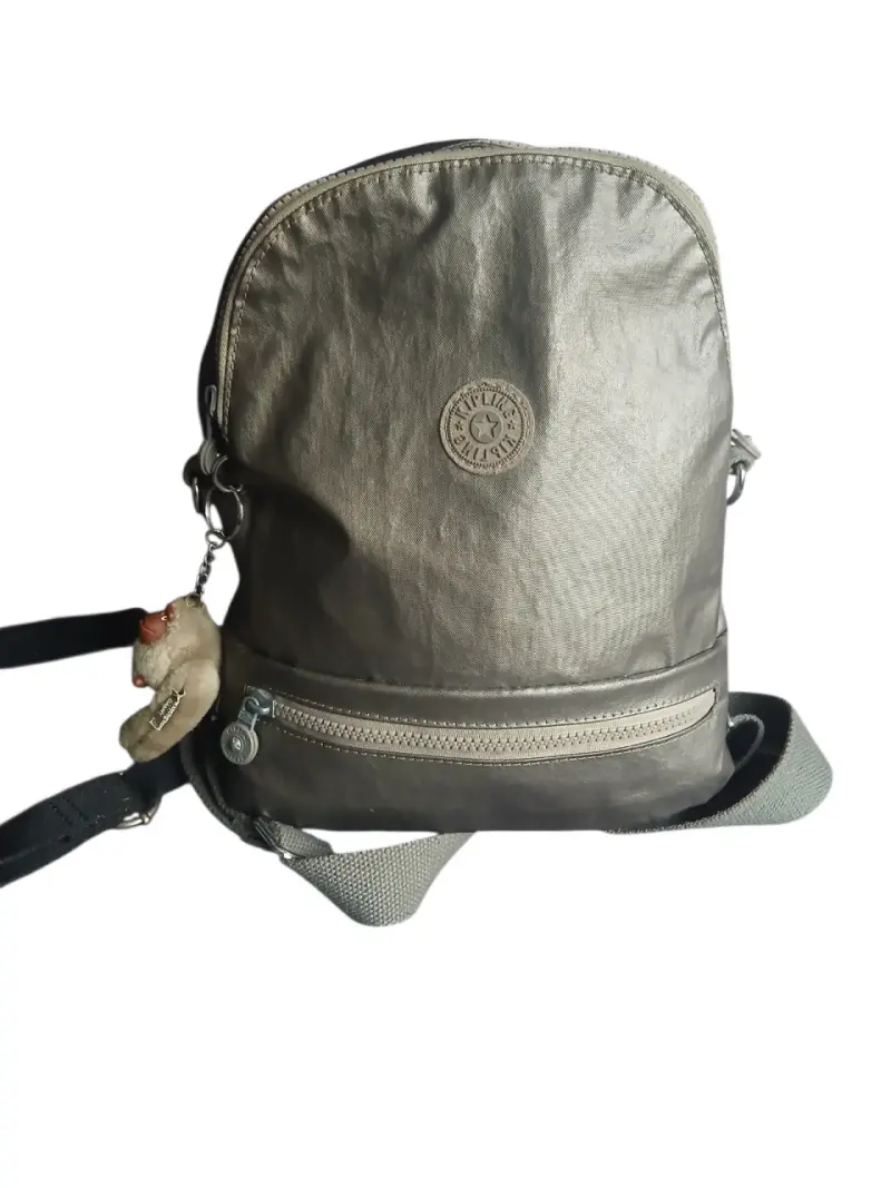 Mochila gris metalizada con llavero - 2
