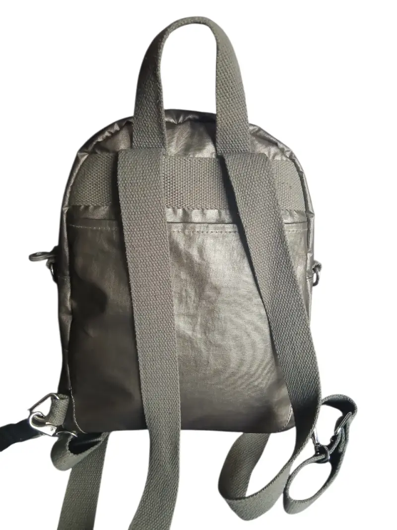 Mochila gris metalizada con llavero - 3