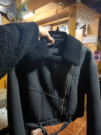 Chaqueta negra con cuello de borrego - miniatura 1