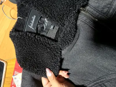 Chaqueta negra con cuello de borrego - miniatura 2