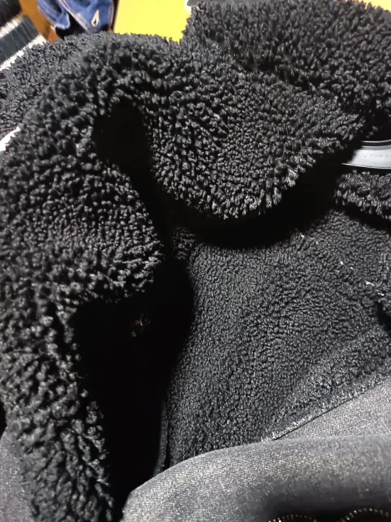 Chaqueta negra con cuello de borrego - 3