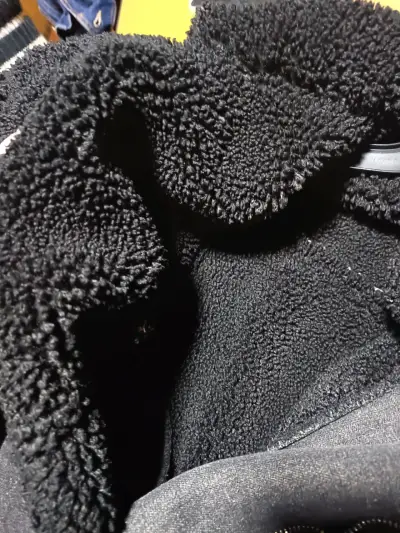 Chaqueta negra con cuello de borrego - miniatura 3