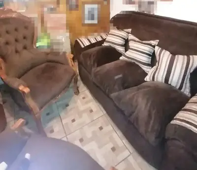 Sofá y sillón café oscuro - miniatura 1
